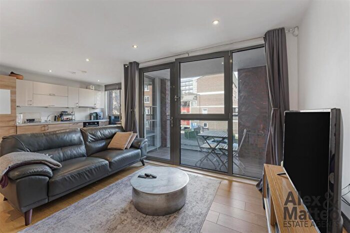 1 Bedroom Flat To Rent In Chamberlain Court, Canada Water, SE16