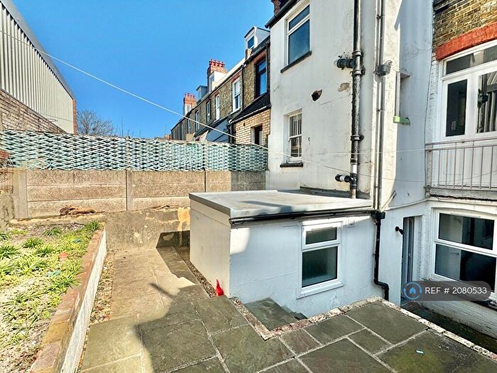 2 Bedroom Flat To Rent In Bradstone Avenue, Folkestone, CT19