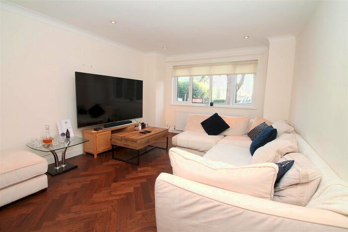 1 Bedroom Flat To Rent In Barrowell Green, London N21