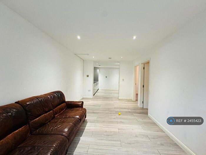 3 Bedroom Flat To Rent In Micklefield Road, High Wycombe, HP13