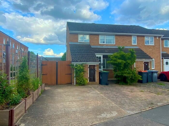3 Bedroom Terraced House To Rent In Hillgrounds Road, Bedford, MK42