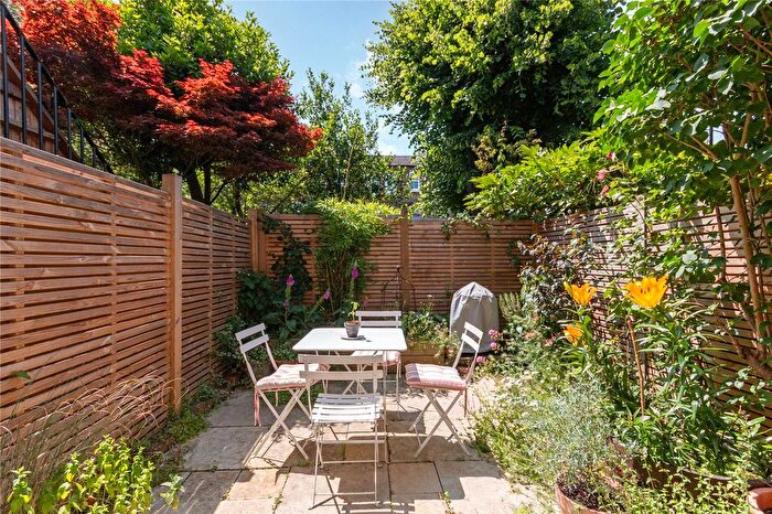 2 Bedroom Flat To Rent In Mantilla Road, London, SW17