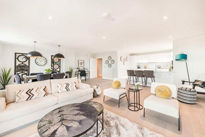 3 Bedroom Flat For Sale In Yelverton Road, Battersea, SW11