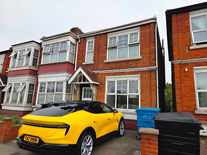 Studio To Rent In Bowes Road, London, N13