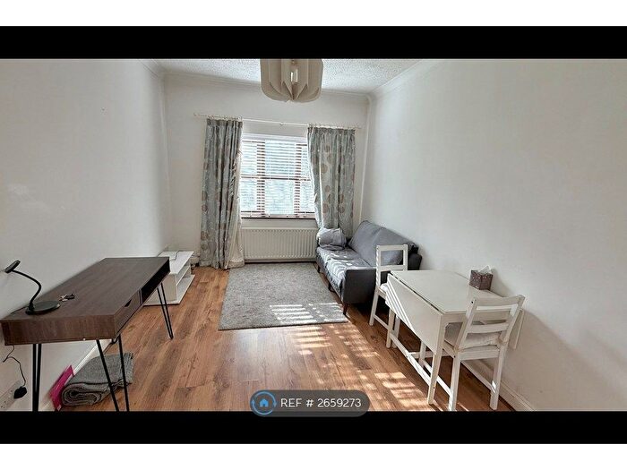 1 Bedroom Flat To Rent In Phoenix Place, Staines-Upon-Thames, TW18