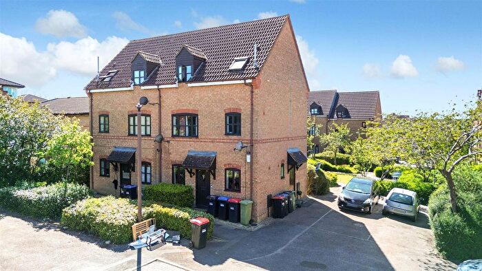 3 Bedroom Flat For Sale In Grace Avenue, Oldbrook, Milton Keynes, MK6
