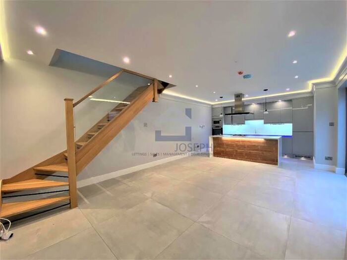 3 Bedroom Detached House To Rent In Angles Road, Streatham, SW16