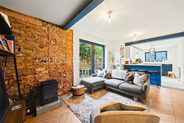 2 Bedroom Flat For Sale In Vale Terrace, London, N4