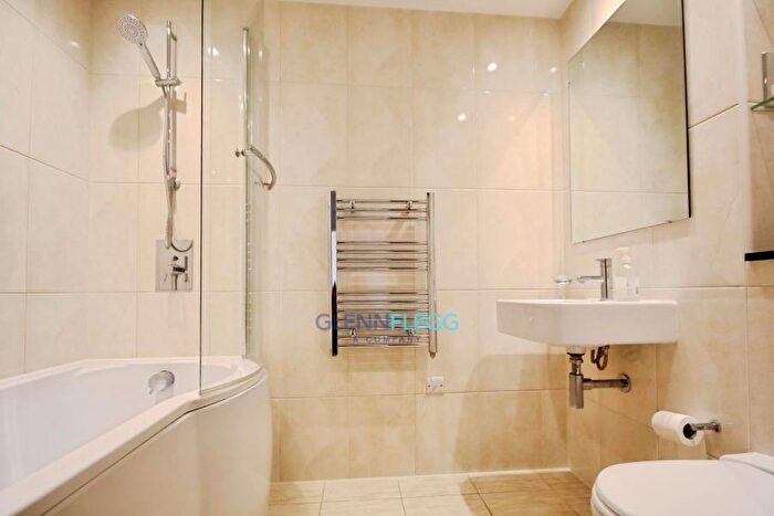 2 Bedroom Flat To Rent In Railway Terrace, Slough, Berkshire, SL2