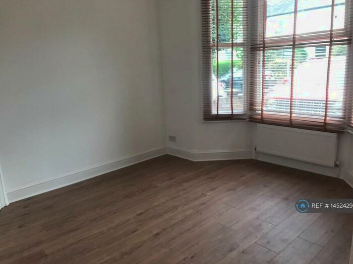 2 Bedroom Flat To Rent In Long Lane, London, N2