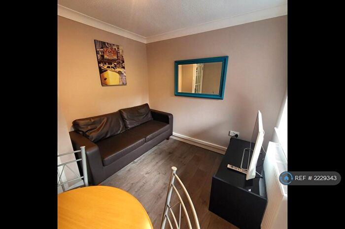 3 Bedroom Flat To Rent In Richmond Park Road, Bournemouth, BH8