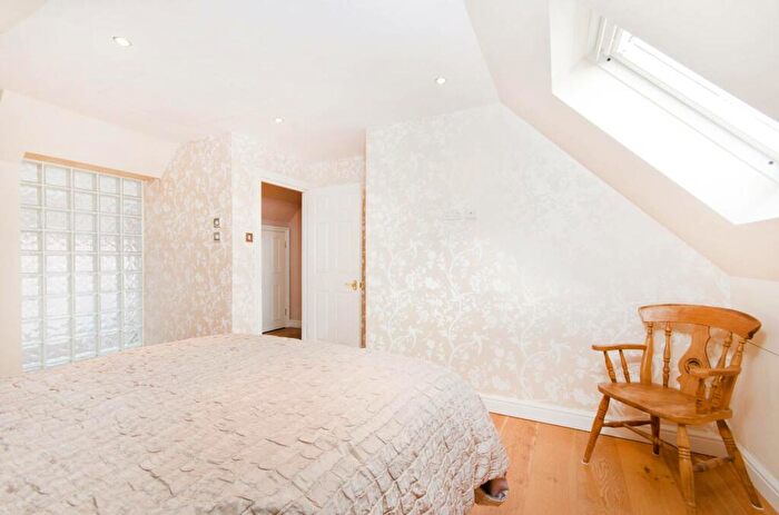 3 Bedroom Flat For Sale In Teignmouth Road, Mapesbury Estate, London, NW2