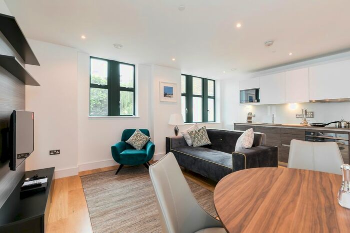 1 Bedroom Flat To Rent In Metropolitan Crescent, Crescent Lane, Clapham, London, SW4