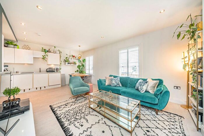 2 Bedroom Maisonette For Sale In High Street Colliers Wood, Colliers Wood, SW19