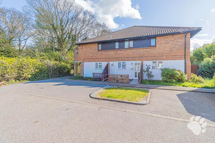 2 Bedroom Maisonette For Sale In Bartlow Side, Burnt Mills, SS13