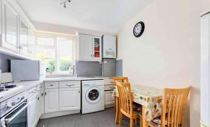 2 Bedroom Flat To Rent In Upper Tooting Road, London, SW17