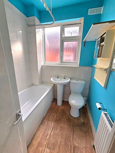 2 Bedroom Flat To Rent In Dallas Road, London, NW4