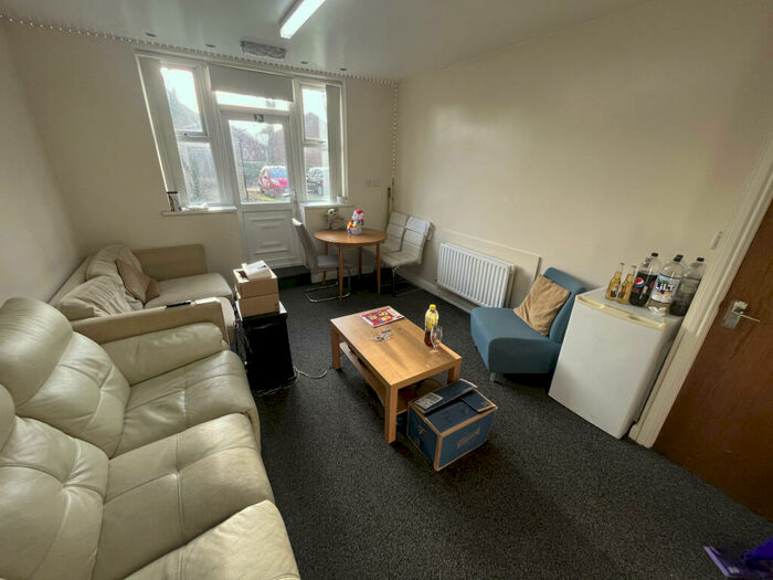 3 Bedroom Apartment To Rent In Cardigan Road, Leeds, West Yorkshire, LS6