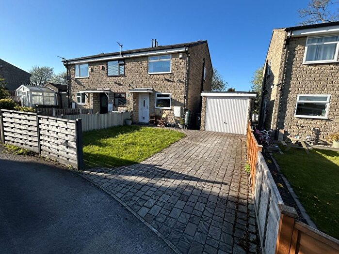 2 Bedroom Town House For Sale In Thorndene Way, Bradford, BD4