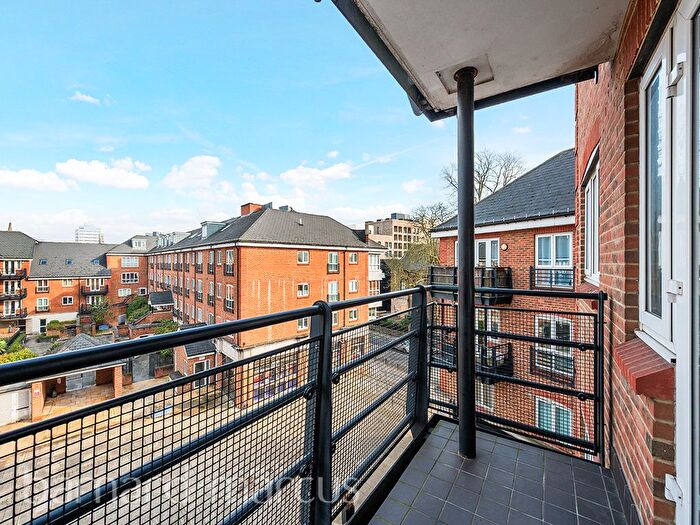 2 Bedroom Flat For Sale In High Street, Brentford, TW8