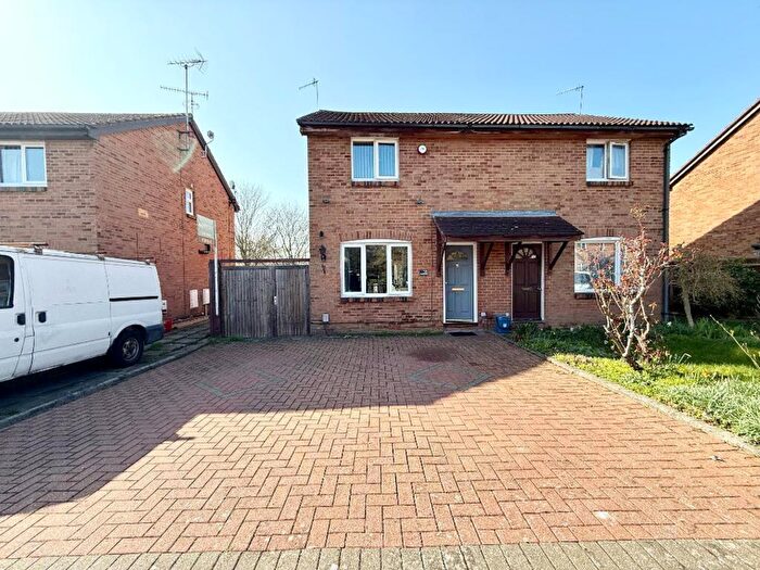 3 Bedroom Semi-Detached House For Sale In Springfield Road, Luton, LU3