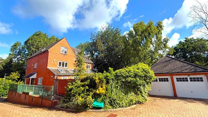 4 Bedroom Semi-Detached House For Sale In Westhill Close, Selly Oak Birmingham, B29