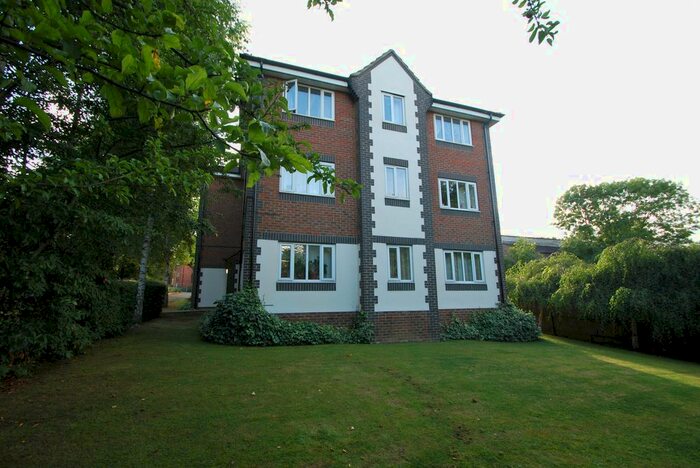 2 Bedroom Flat To Rent In Queens Walk, London, W5