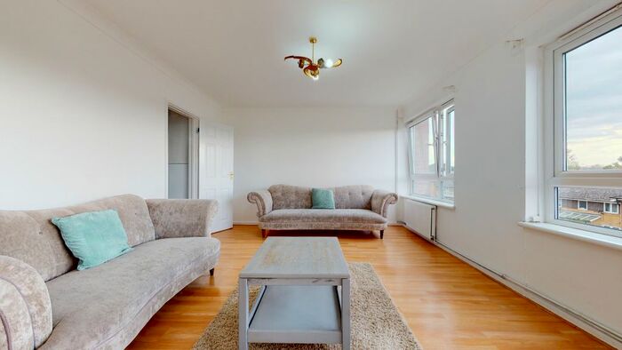 3 Bedroom Flat To Rent In Samuel Street, London, SE18