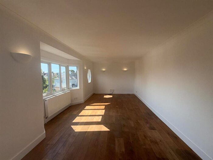 3 Bedroom Flat To Rent In College Road, Kensal Rise, NW10
