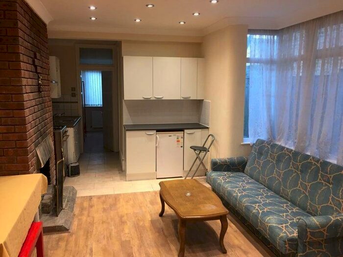 1 Bedroom Ground Flat To Rent In Abbotsford Avenue, London, N15