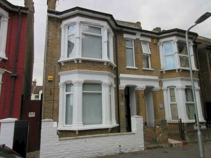 2 Bedroom Flat To Rent In Napier Avenue, Southend-On-Sea, SS1