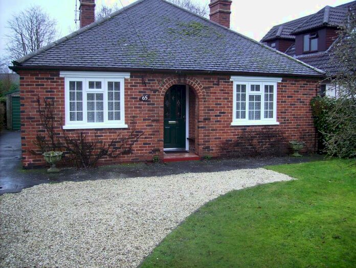 2 Bedroom Detached Bungalow To Rent In Barkham Ride, Wokingham, RG40