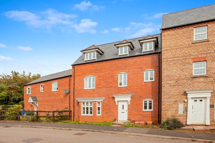 2 Bedroom Flat To Rent In Winter Gardens Way, Banbury, OX16