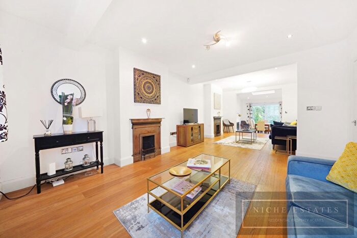 5 Bedroom Semi-Detached House To Rent In Chanctonbury Way, London, N12