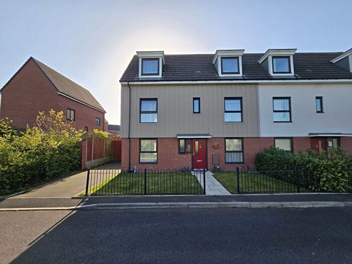 4 Bedroom Semi Detached House For Sale In Razorbill Way, Walsall, WS3