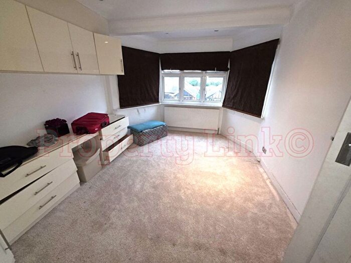 4 Bedroom Property To Rent In Kensington Drive, Woodford Green, IG8