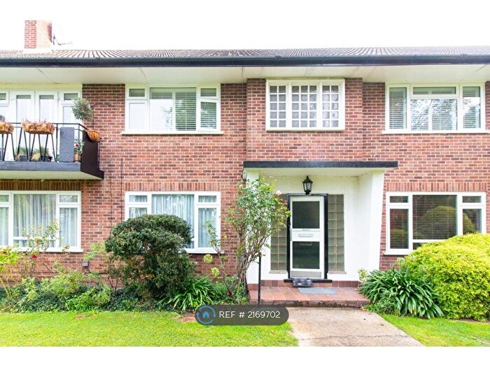 3 Bedroom Flat To Rent In Nascot Wood, Watford, WD17