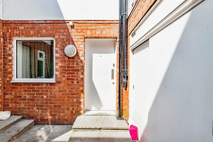 1 Bedroom Flat To Rent In High Street, Bushey, WD23