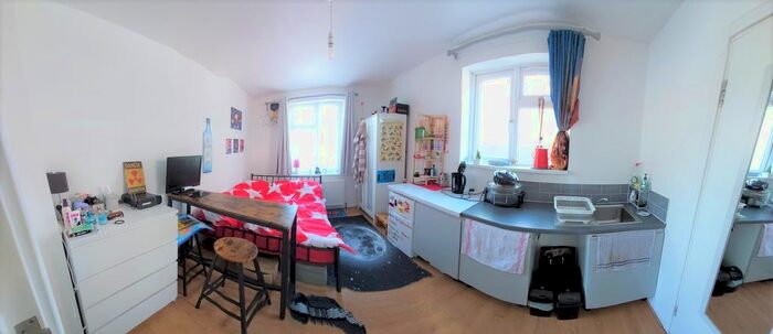 Studio To Rent In Haselbury Road, London, N9
