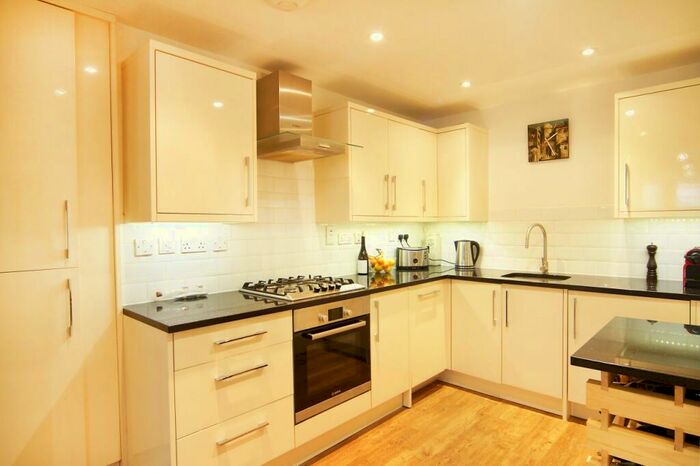 2 Bedroom Apartment To Rent In Stamford Hill, Stoke Newington, London, N16