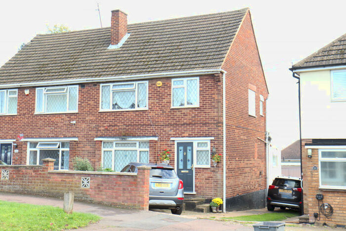 3 Bedroom Semi-Detached House To Rent In Hill Rise, Luton, LU3