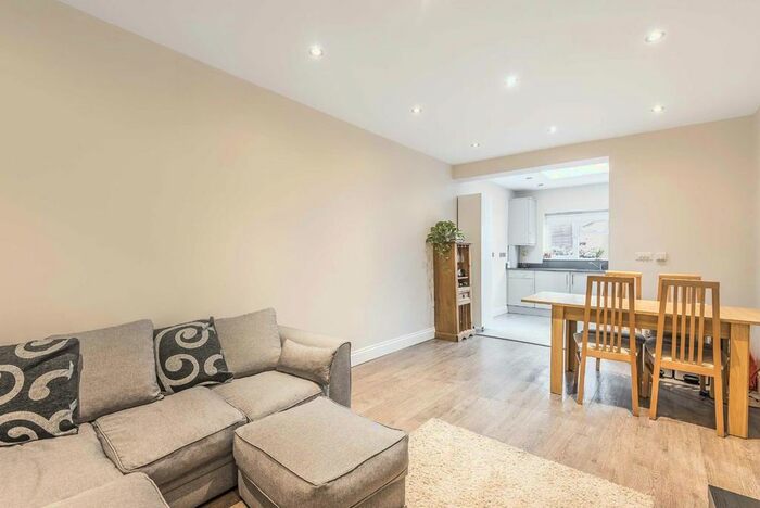 3 Bedroom Flat To Rent In Garratt Lane, London, SW18