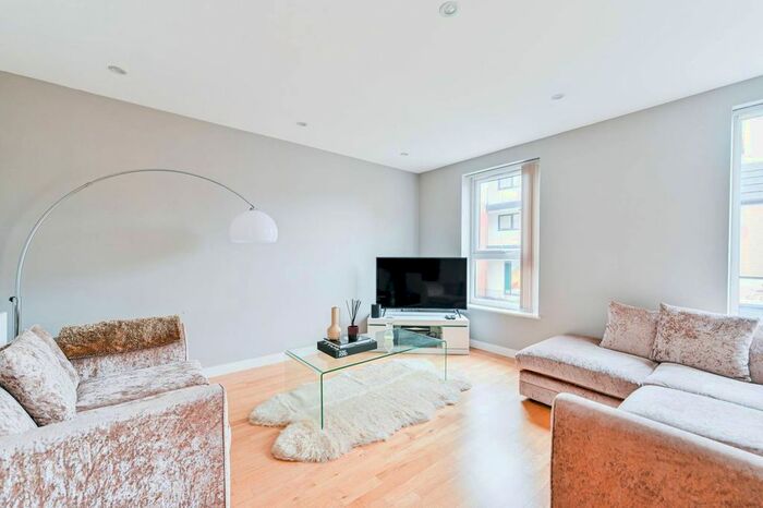 2 Bedroom Flat To Rent In Attenborough Court, Bushey, Watford, WD19