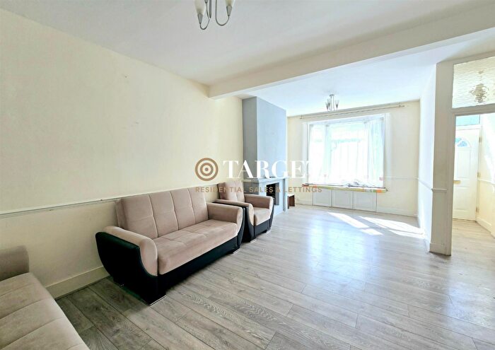 4 Bedroom House To Rent In Rays Avenue, N18