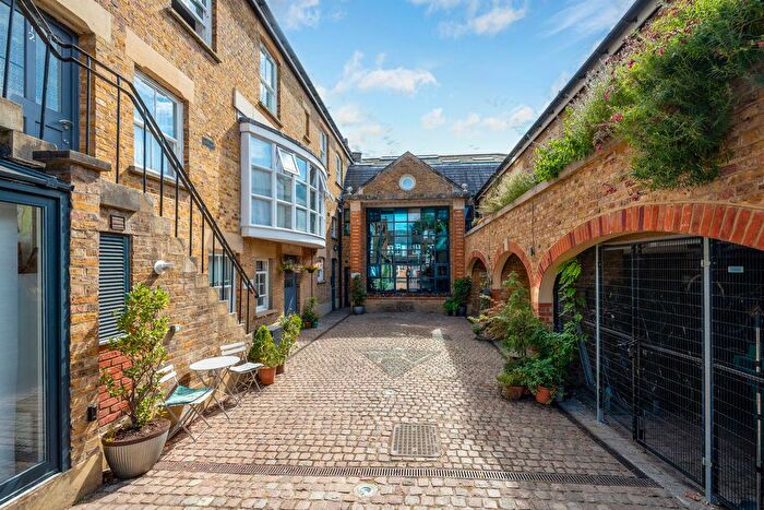 1 Bedroom Flat For Sale In Kingsley Court, Church Street, Hampton, TW12