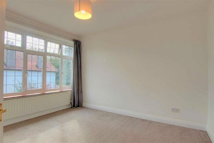 1 Bedroom Flat To Rent In Carberry, Kingfield Road, Surrey. GU22