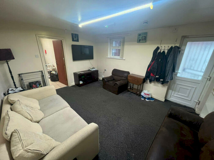 3 Bedroom Flat To Rent In Cardigan Road, Leeds, West Yorkshire, LS6