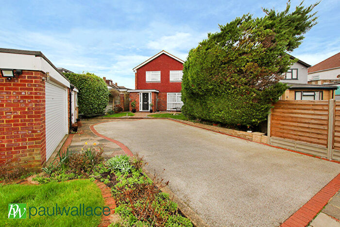 4 Bedroom Detached House For Sale In Park Lane, West Cheshunt, EN7