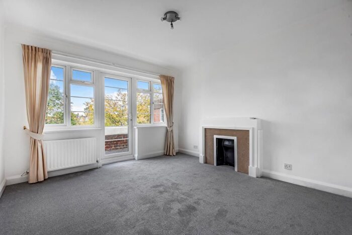 2 Bedroom Flat To Rent In Sheen Court, Richmond, TW10