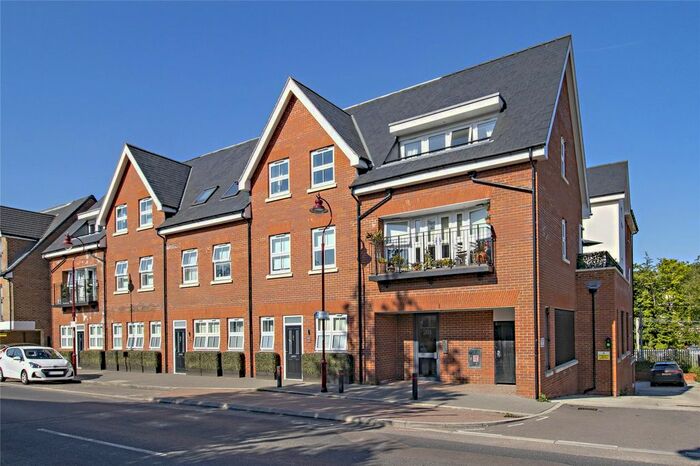 2 Bedroom Flat To Rent In Watling Street, Radlett, Hertfordshire, WD7
